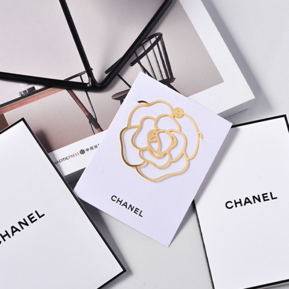 💍+FREE GIFT🎁NWT Beautiful Chanel Accessory👑 - Picture 1 of 6
